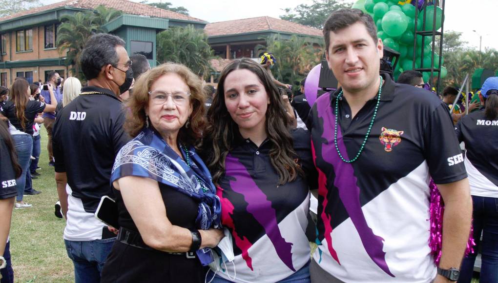 Elda de Echeverri, Brenda Echeverri y Gerardo Echeverri