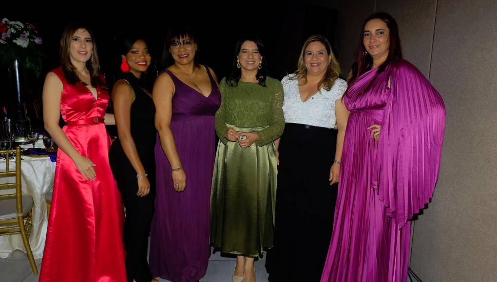 Carol Herrera, Silvia Miranda, Silvia Loredo, Ruth Matute, Dubia Gutiérrez y Karla Johnson