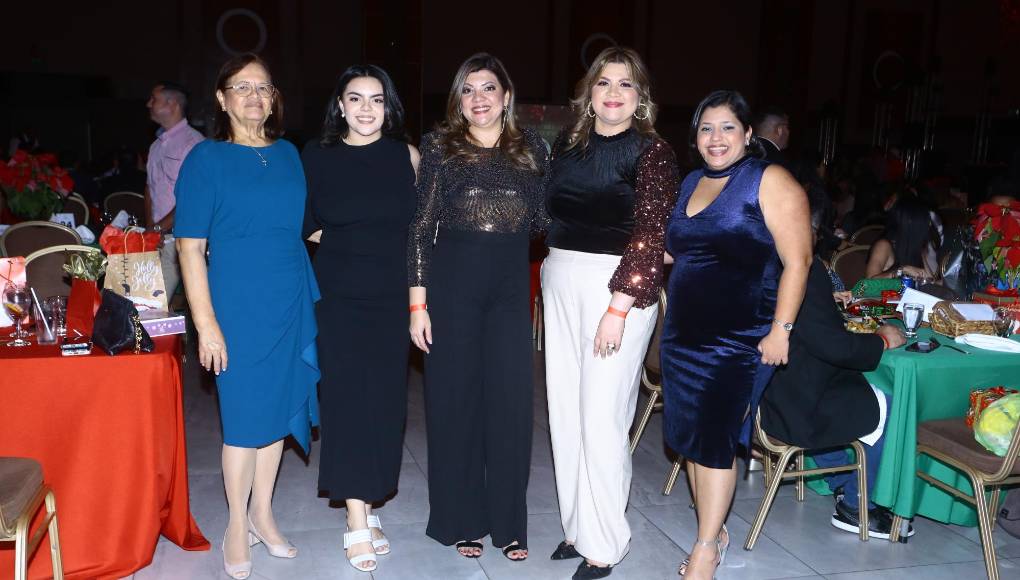 Lidia Orellana, Kristen Sandoval, Jenny Ordóñez, Carol Ordóñez y Scarleth Fonseca