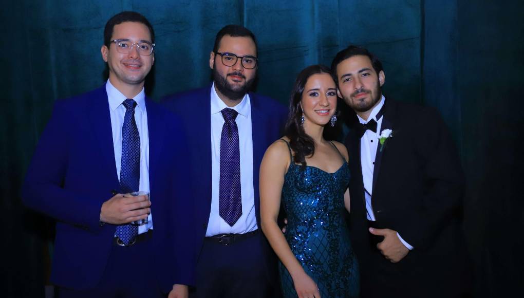 La boda y recepción entre Stephanie Dox y Faiz Andonie se llevaron a cabo en el Centro de Convenciones del Hotel Copantl, lugar donde primeramente, los jóvenes contrajeron nupcias religiosas, en una ceremonia presidida por el padre Jorge Faraj. Luego, en compañía de familiares y amistades, disfrutaron de una refinada celebración, donde la música bailable, el choque de copas por el brindis, las muestras de afecto fraterno y la hermosa decoración al estilo marroquí se fusionaron para dar un toque reluciente a la inolvidable noche. En la foto posan: Luis Rodríguez, Luis D. Rodríguez, Camila Mass y Feisal Andonie 