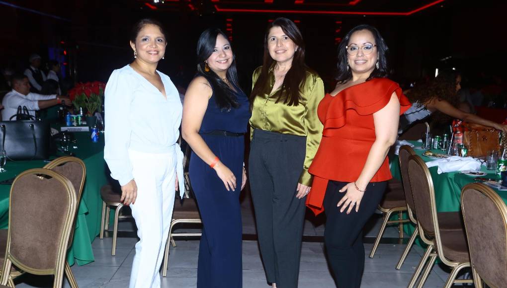 Una vez más, el Hotel Copantl de San Pedro Sula ha llevado a cabo un evento cargado de entretenimiento y sentimientos navideños, el cual se tituló “Amigo secreto”. Cientos de personas llegaron a disfrutar del ambiente que el prestigioso hotel preparó para todos, con música de Dj Jacob, comida de la casa y premios cortesía del Copantl. Durante el festejo, los presentes bailaron y se tomaron fotografías para el recuerdo de esta habitual celebración. En la foto: Patricia Barahona, Cristel Caballero, Cruz Estér Fernández y Kenia Villela