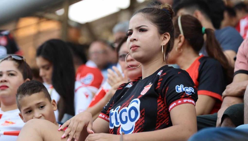 En el estadio Ceibeño asistieron lindas aficionadas del Vida que alentaron a su equipo contra el Motagua.
