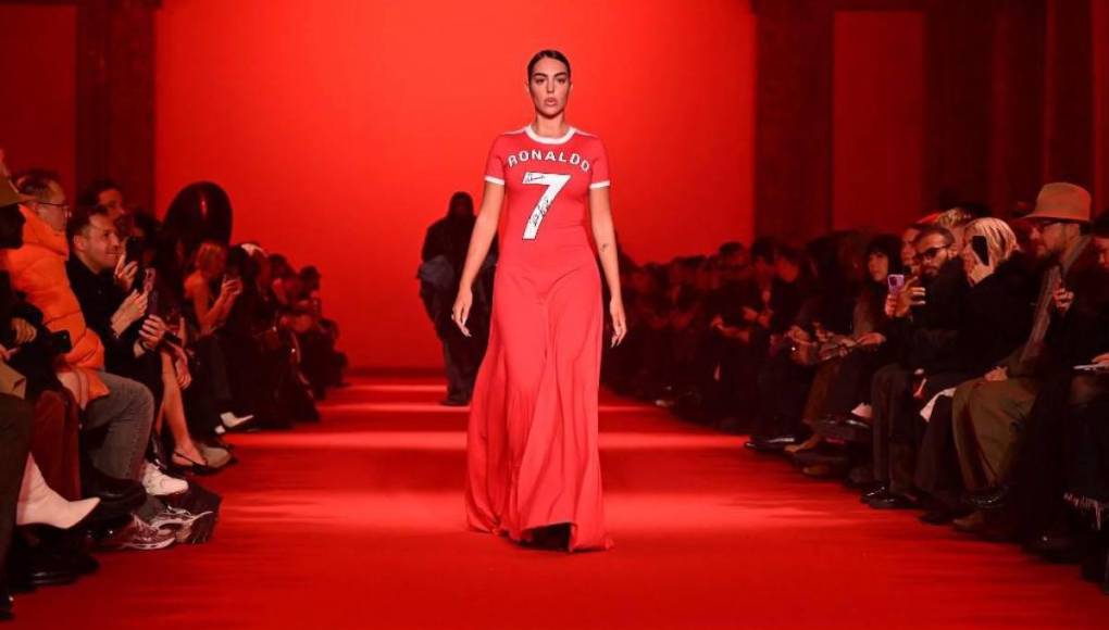 Completando su look, Georgina lució unos tacones negros, un peinado totalmente recogido y un maquillaje en tonos rosáceos.