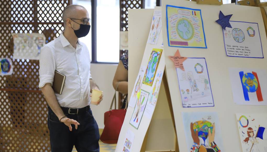Michaël Sowinski, Director ejecutivo de la Alianza Francesa de San Pedro Sula visualiza uno de los artes expuestos por los alumnos de la Saint Peter Academy.