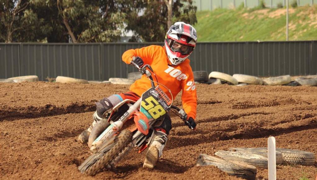 “Se me resbaló la mano, se me sacudió la cabeza y no pude frenar, lo que me lanzó por encima de la berma”, comienza relatando en un video compartido en sus redes sociales.