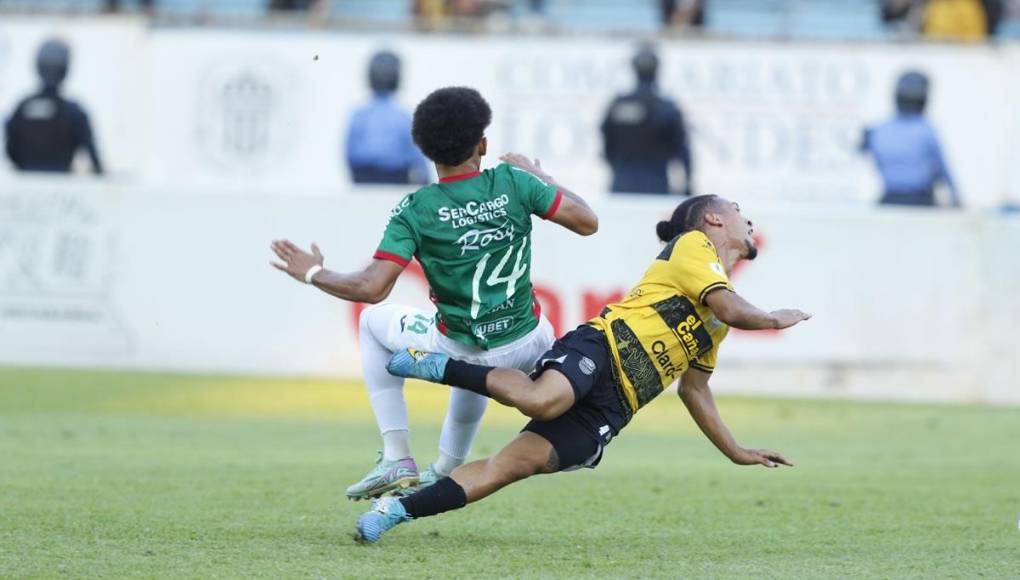 Javier Arriaga derribó a Kennedy Rocha cuando el brasileño se escapaba solo a la portería del Marathón.