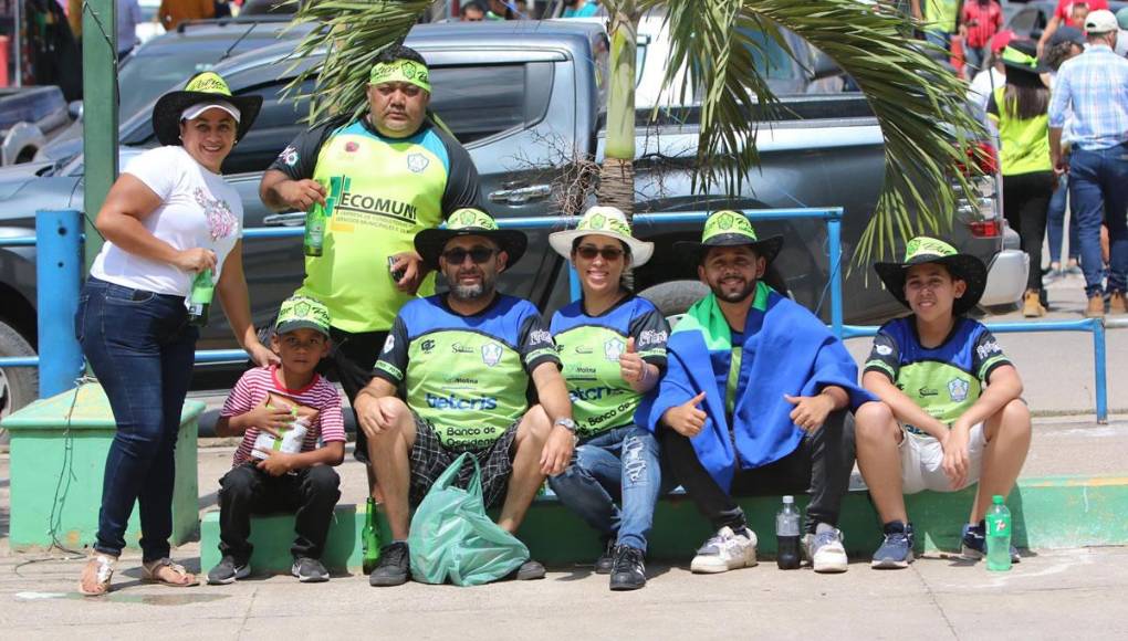 Los olanchanos llegaron en familia al estadio Juan Ramón Brevé Vargas.