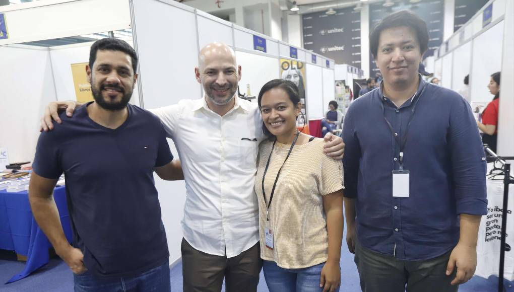 Por primera vez se realiza en San Pedro Sula la Feria Internacional del Libro (FIL), un espacio educativo, con todo tipo de literatura que marca un hito en el país. El Polideportivo de Unitec es el espacio predilecto para que la fiesta literaria, en su tercera edición, cuente con la presencia de 25 editoriales, 15 librerías, 54 autores hondureños y 16 del extranjero. El evento comenzó ayer viernes 17 de noviembre y culminará el domingo 19 a las 5 p. m. No olvide que la entrada es gratuita, solo debe registrarse en el siguiente enlace y luego presentar el código QR en la entrada de la universidad mencionada: <a rel="nofollow" href="https://www.eventbrite.com/e/entradas-feria-internacional-del-libro-sps-2023-747431958107?aff=oddtdtcreator">https://www.eventbrite.com/e/entradas-feria-internacional-del-libro-sps-2023-747431958107?aff=oddtdtcreator</a>.En la foto posan algunos de los organizadores del magno evento: Ricardo Tomé; el gestor principal, Giovanni Rodríguez; Hansy Estrada y Erick Inestroza. 