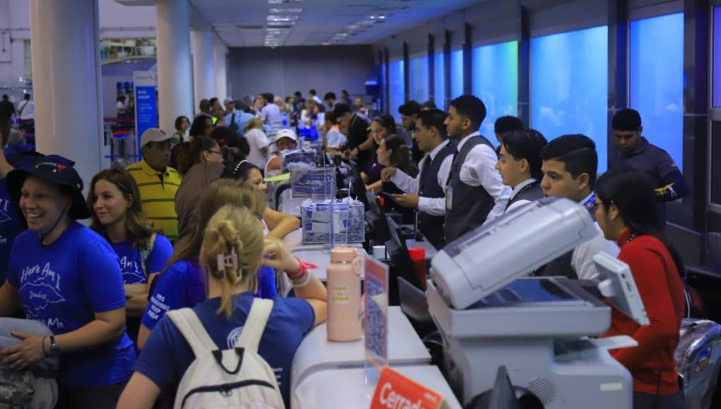 Los viajeros solo deben llenar la declaración de viajero de Aduanas en línea, pueden hacerlo hasta 72 horas antes de su viaje.