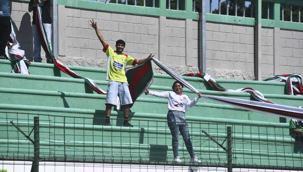 Los aficionados fieles del Marathón.
