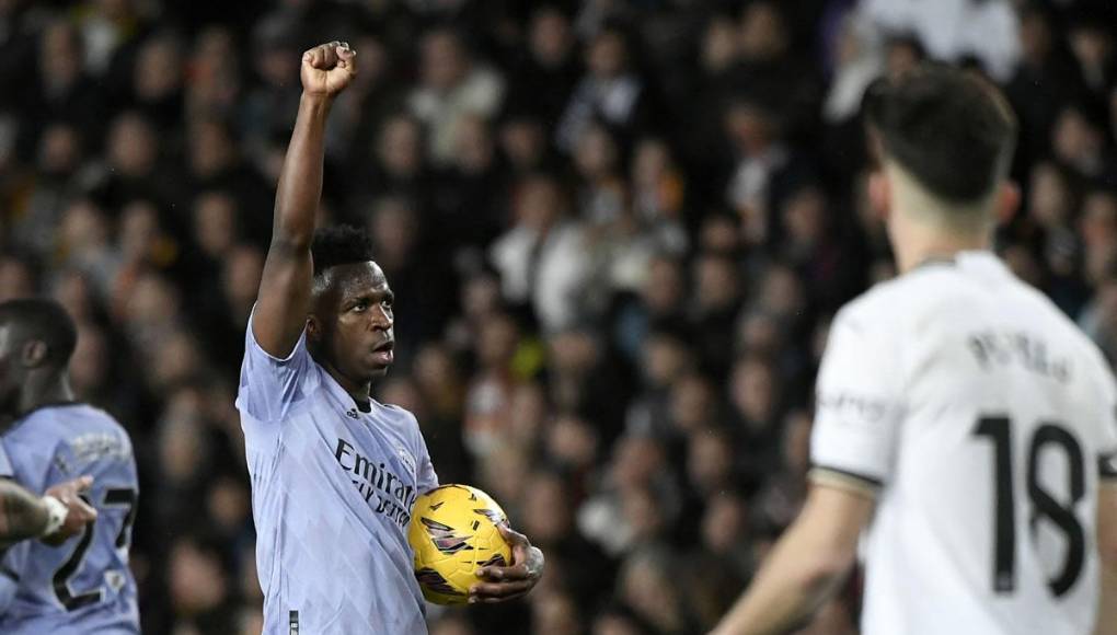 Vinicius marcó el descuento del Real Madrid, recogió el balón de la red mientras miraba a la grada que le insultó el pasado mes de mayo y al llegar al centro del campo, levantó el brazo con el puño cerrado en su lucha contra el racismo. 