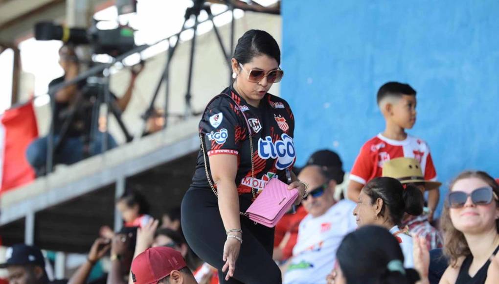 Derroche de belleza en las gradas del estadio Ceibeño con las aficionadas del Vida.