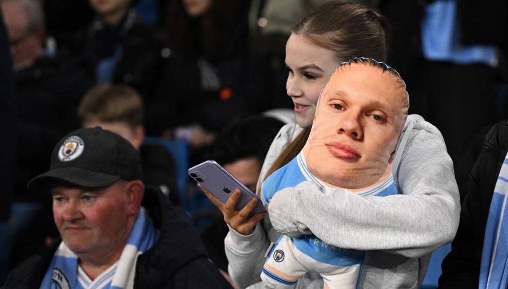 Una aficionada del Manchester City llegó al Etihad Stadium con un peliche de Erling Haaland.