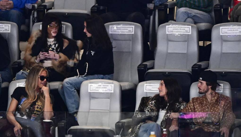 La personalidad de los medios estadounidenses Khloe Kardashian (izq.), la modelo canadiense Winnie Harlow (arriba, izq.), el cantautor canadiense Justin Bieber (dcha.) y su esposa, la modelo estadounidense Hailey Bieber, en el Super Bowl 2024.