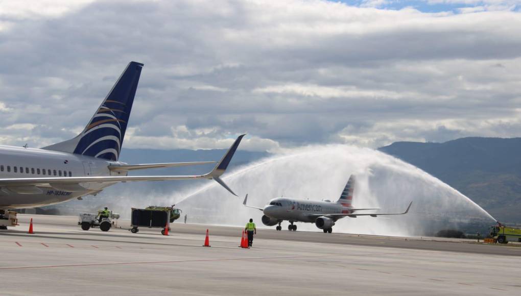 De forma simultánea llegan los primeros vuelos de United y American a Palmerola