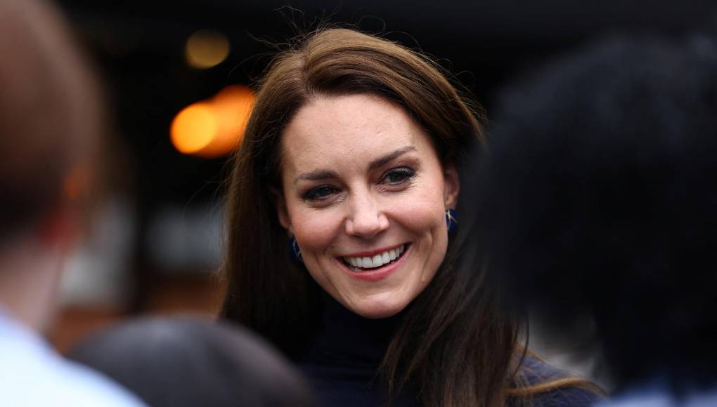 Un fuente del Palacio de Kensington -residencia oficial de los príncipes de Gales- confirmó que la princesa es quien aparece de lado mirando por la ventana, con el pelo aparentemente recogido, junto al heredero al trono, visto de perfil en el asiento trasero del vehículo.