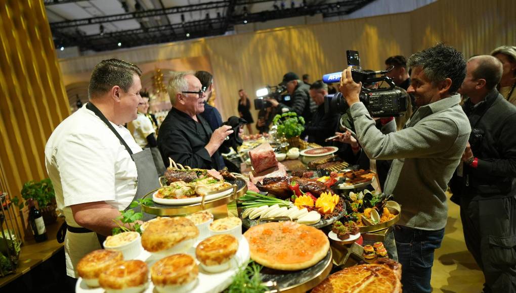 El menú lo conforma una gran diversidad de platos de orígenes distintos de los cuales, según cuenta el chef de 74 años, han destacado en otras ediciones el pastel de pollo con trufas negras, los macarrones con queso al horno o el salmón ahumado.