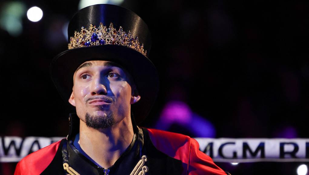 Una espectacular entrada de Teófimo López al ritmo de ‘El Gran Showman’ para subirse al cuadrilátero, en donde también llegó consigo la Bandera de Honduras.