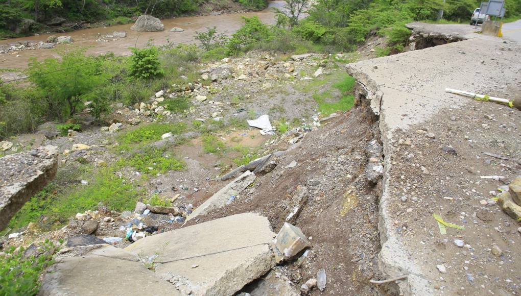 Antes de llegar a Santa Rita, Copán está el primero dos tramos con más afectaciones. El río Copán socabó un enorme tramo que hizo ceder el concreto hidráulico. Solo se pasa por un carril con mucha precaución. 