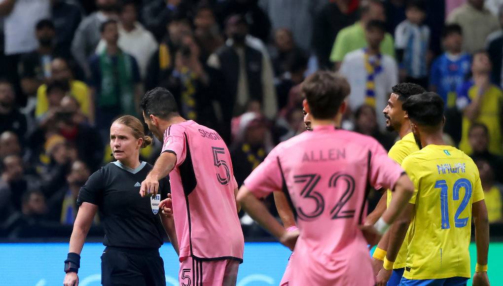 Busquets vio la amarilla por un encontronazo con Nawaf Bouchal, que también fue amonestado.