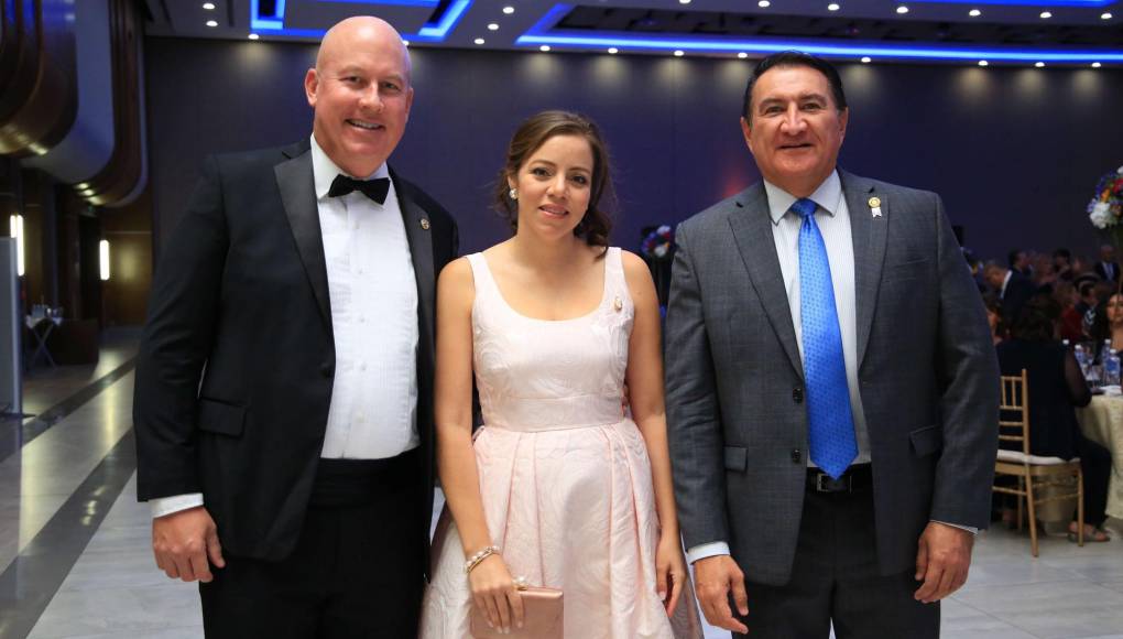 Mike Wittry, Christtel Cáceres y Guillermo Rosales