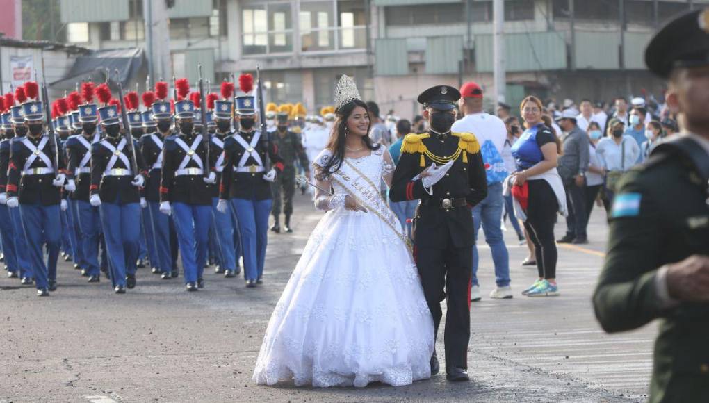 Elegancia, honor y aplomo, las Fuerzas Armadas se lucen en el Día de Independencia