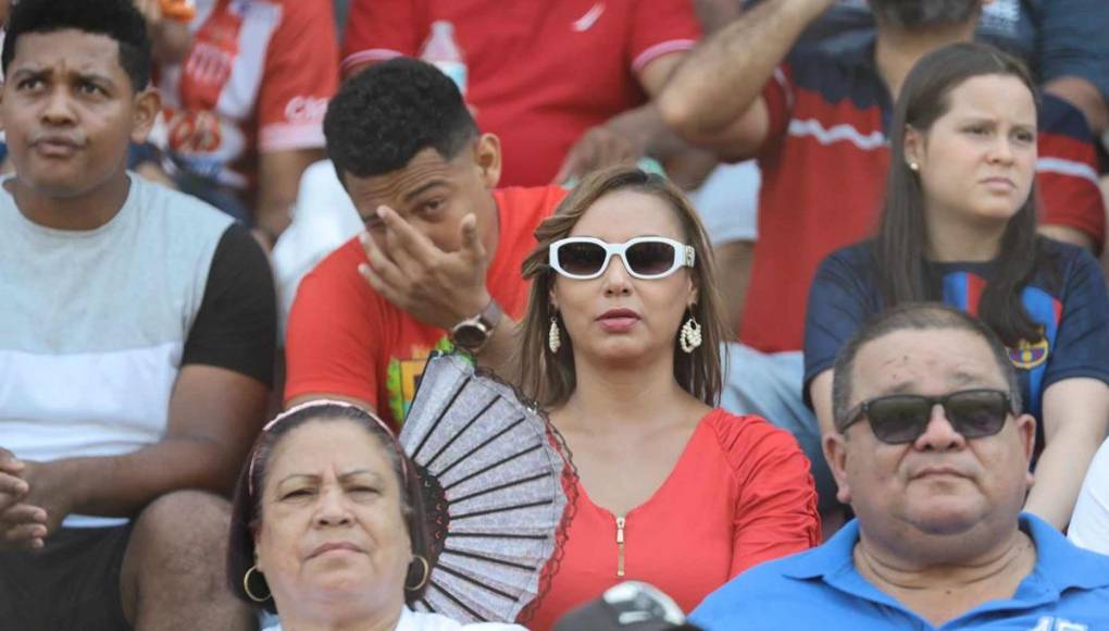 Los ceibeños disfrutaron de la tarde de fútbol en el estadio Ceibeño.