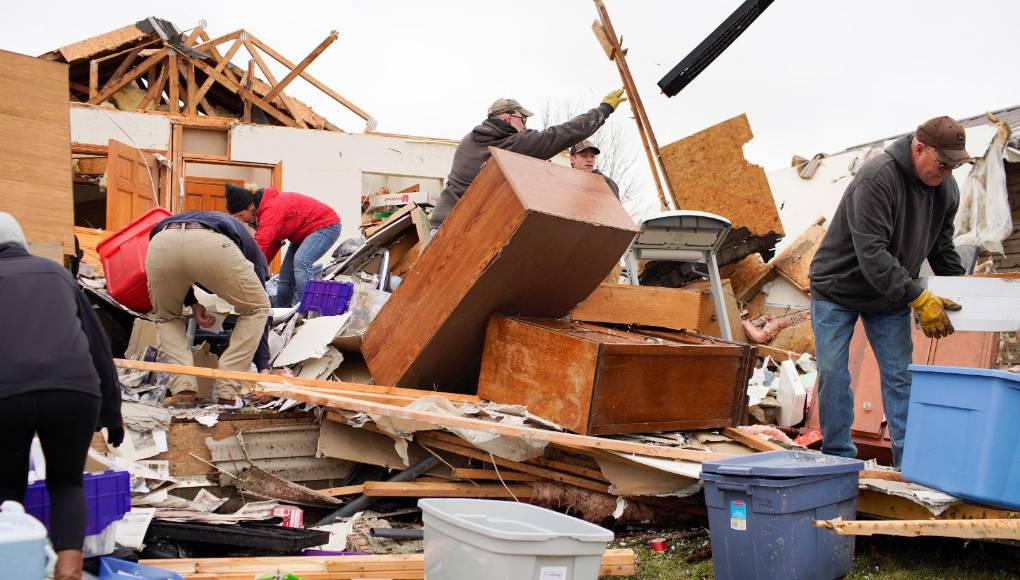 Las cadenas televisivas ABC y NBC habían difundido la noche del jueves reportes policiales de que un <b>tornado</b> presuntamente azotó un parque de casas rodantes en la localidad de Winchester, en Indiana, provocando la muerte de tres personas.