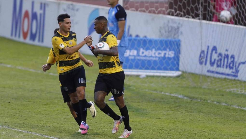 Carlos Small y Jhow Benavídez celebrando el empate del Real España. Antes de lanzar el penal, los dos jugadores decidieron quién tiraba la falta con un ‘piedra, papel o tijera’ y el panameño ganó para llegar a seis goles en el campeonato.
