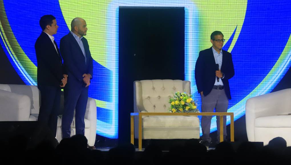 Carlos Acosta, Luis Lara y Fernando Varela fueron los encargados de entrevistar a don Roberto Canessa, quien conmovió a los presentes con su testimonio de supervivencia. 