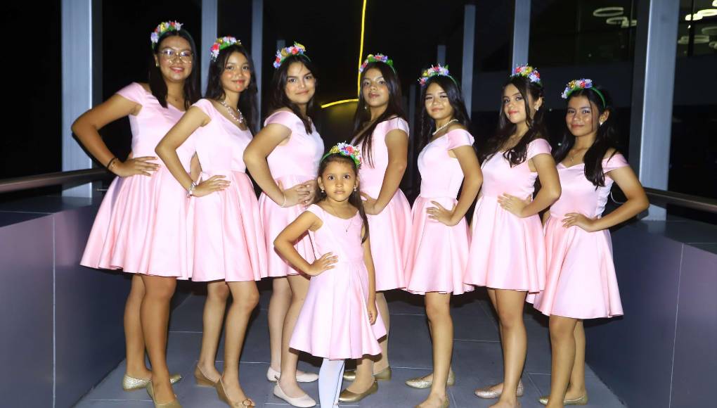 Lía Marcela Morales Flores ha celebrado sus quince primaveras, en un evento llevado a cabo en el Hotel Copantl. Familiares y amistades compartieron este momento único, brindándole muestras de cariño que mostraron el amor hacia su persona. Vals, cambio de zapatilla, entrega de anillo, cena y el baile fueron puntos claves de esta celebración especial. En la foto posan: Larissa Caballero, María Alvarenga, Viviana Mancía, Jade Garay, Nahomy Sabillón; Sofía Morales, Mía Ramírez y Michelle Sarmiento