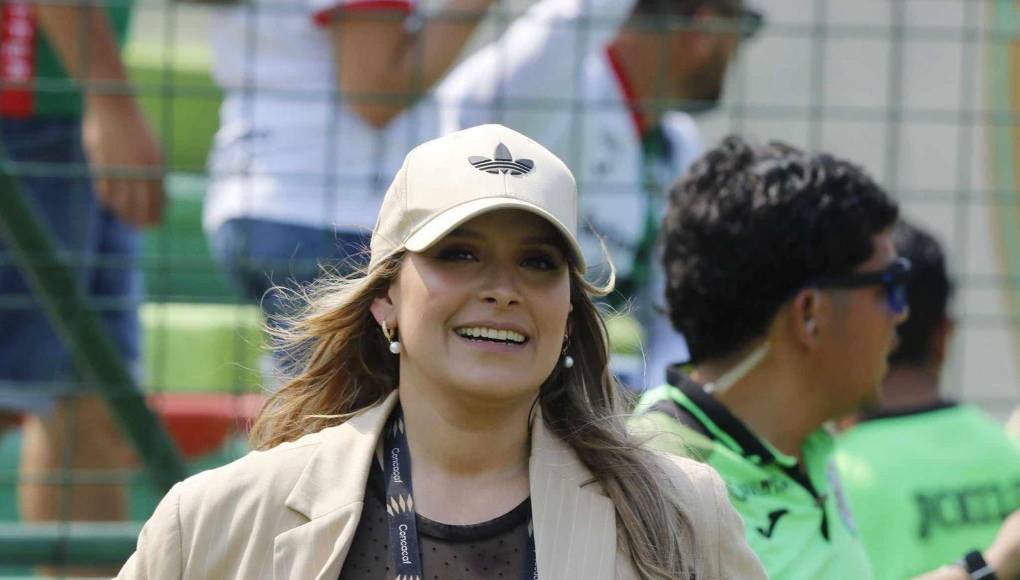 La presentadora Tanya Rodríguez, lista para hacer su trabajo periodístico en el estadio Yankel Rosenthal.