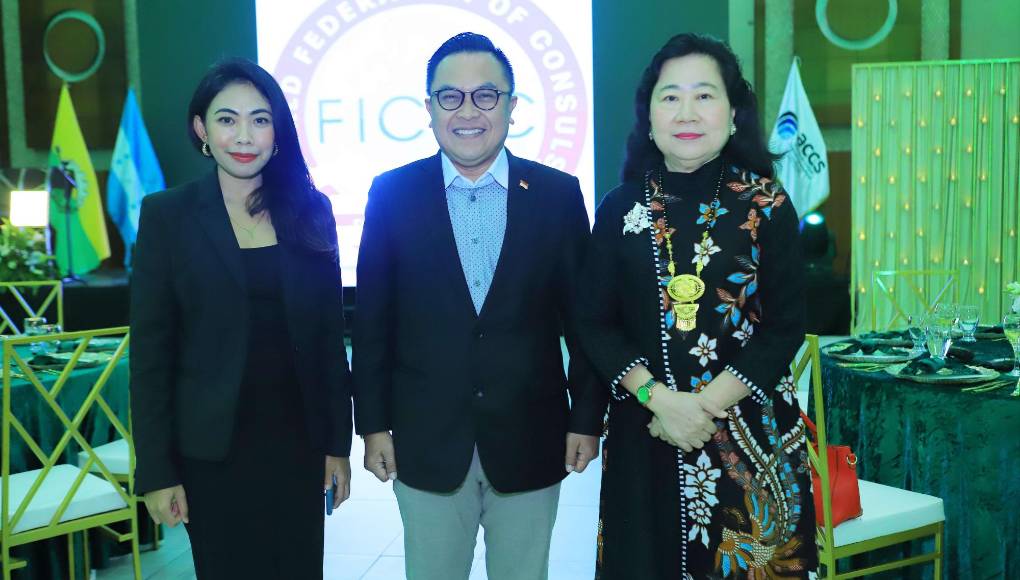 En el marco de la Conferencia Latinoamericana (FICAC), y como símbolo de gratitud y hermandad entre los países pertenecientes a la mencionada organización, la Asociación Cuerpo Consular Sampedrano (ACCS) y el Grupo Karim´s (GK Global) han sido anfitriones, por primera vez en Honduras, de estas importantes actividades. La misma, tuvo como sede las instalaciones del Centro de Convenciones del Hotel Copantl, donde más de un centenar de diplomáticos de diferentes naciones compartieron una jornada que sirvió para afianzar los lazos de amistad, después de crear convenios en pro de la educación superior en Honduras, así como de la cooperación internacional en general. 