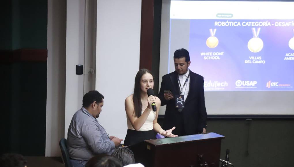 Por su parte, la sampedrana Natalia Pacheco, estudiante de la escuela Valle de Sula, quien el año pasado representó a Honduras en la competencia mundial de Microsoft Office, compartió su experiencia a los participantes previo a entregar el trofeo al primer lugar en la categoría de Microsoft Word.