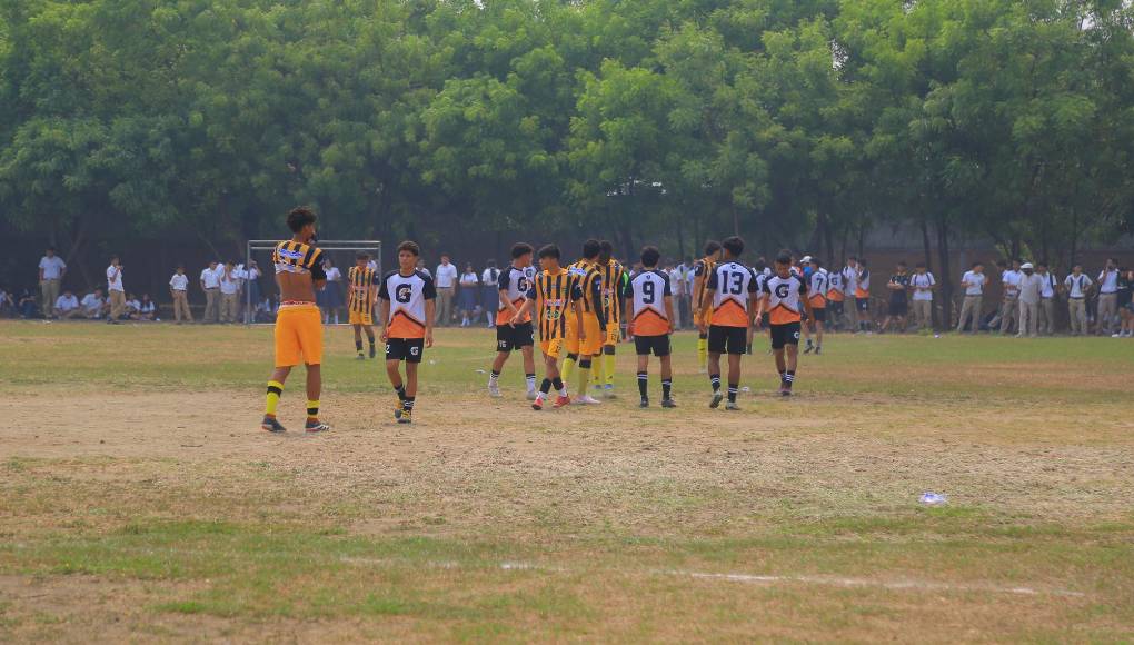 El equipo del JTR tuvo un encuentro amistoso con los jugadores de la reserva del Club Real España. 