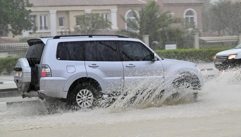 Emiratos Árabes Unidos ha sufrido en las últimas horas las mayores lluvias torrenciales registradas en el país en los últimos 75 años, que han provocado al menos un muerto y grandes destrozos en la infraestructura pública y privada