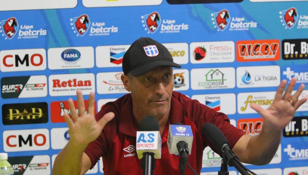 Al final de la conferencia, un periodista olanchano le increpó el porqué hablar de más sobre el estado de la cancha y el horario, le hizo ver que estaba menospreciando el triunfo de los Potros, a lo que se molestó y se fue entre alegatos con el comunicados pampero. “La concha de tu madre”, soltó Troglio.