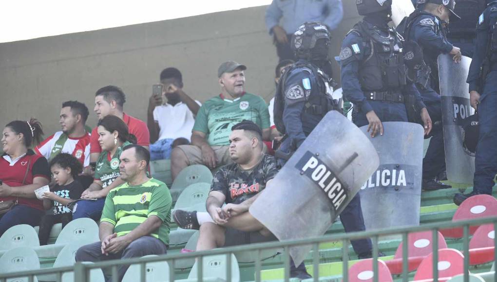 Policía Nacional brindando seguridad en el clásico.