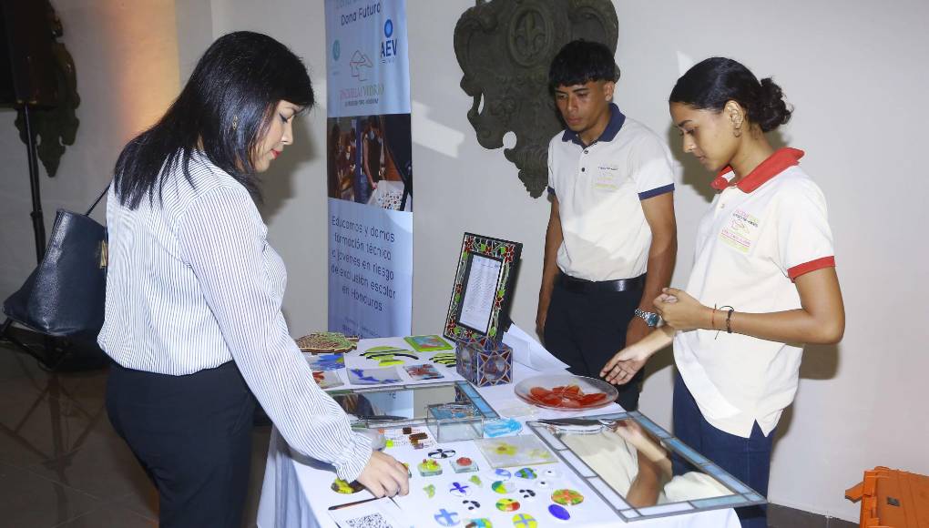 El Consulado Honorario de España en SPS realizó un cóctel de presentación del proyecto “Escuela del Vidrio”, en el cual se expuso sobre los beneficios como la ayuda humanitaria, programas educativos, de inserción laboral y emprendimiento para adultos, jóvenes y adolescentes en riesgo de exclusión, procedentes de estratos sociales desfavorecidos. El evento se hizo en la oficina principal del consulado, ubicado en Plaza De Metal.