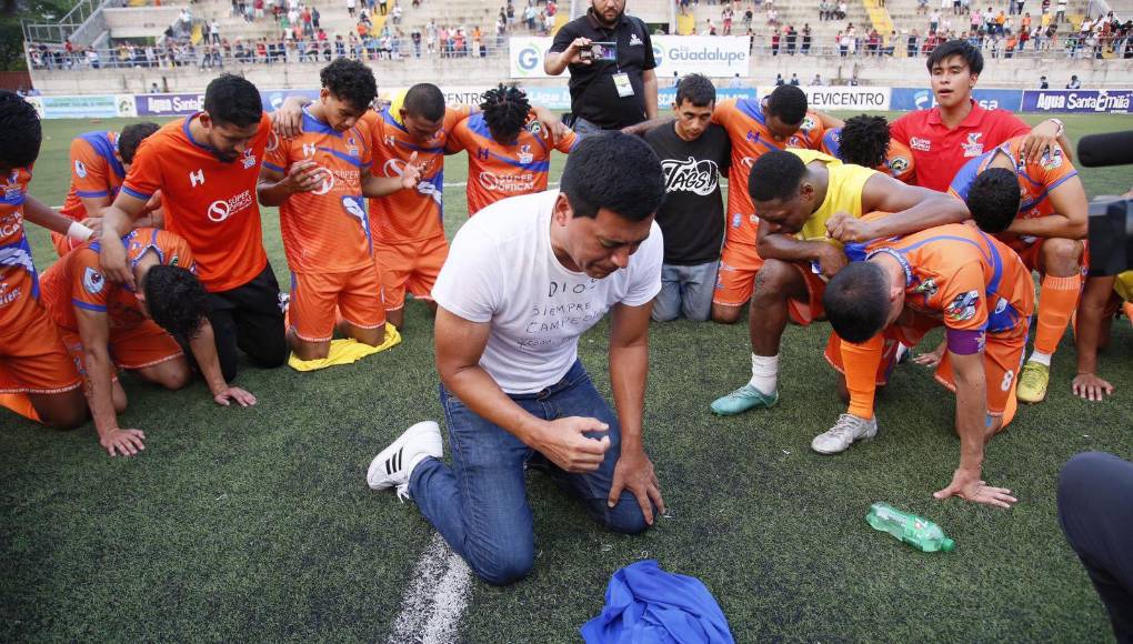 El DT de los Lobos dirigió la oración a Dios tras lograr la permanencia con el club. 