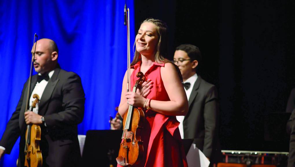 Elena agradeció las ovaciones de los presentes.
