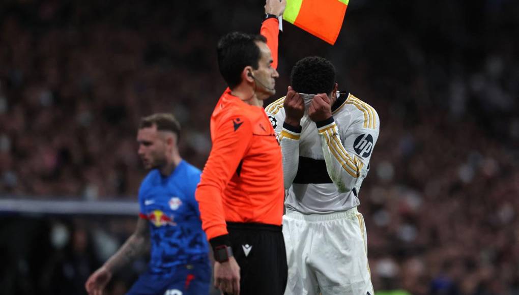 Jude Bellingham se lleva su camiseta al rostro ante una decisión arbitral.