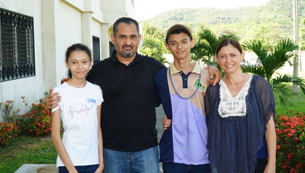 Allison Ayala, Erick Ayala, Erick Fernando Ayala y Karen Mendoza