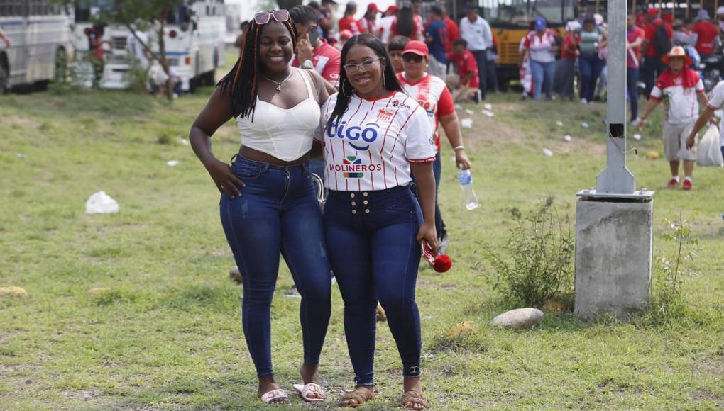 Bellas chicas y ambientazo en la vuelta del UPN-Vida: gran recibimiento al Rojo