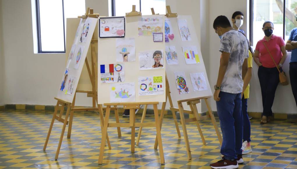 Familiares y alumnos hicieron acto de presencia a la exposición ‘La francophonie en couleurs’.