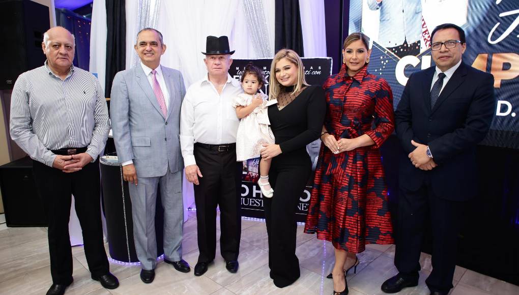 Salomón Galindo ,Javier Mejía, Roger D. Valladares, Emma Mejía junto a la pequeña Emma Valentina, Ruth Arita y José Mora