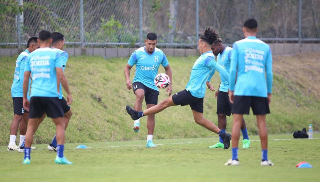 Entre otras caras que reaparecieron, tenemos a Bryan Acosta, que hace un mes regresó al país tras su pasaje por el Gaziantep de Turquía.