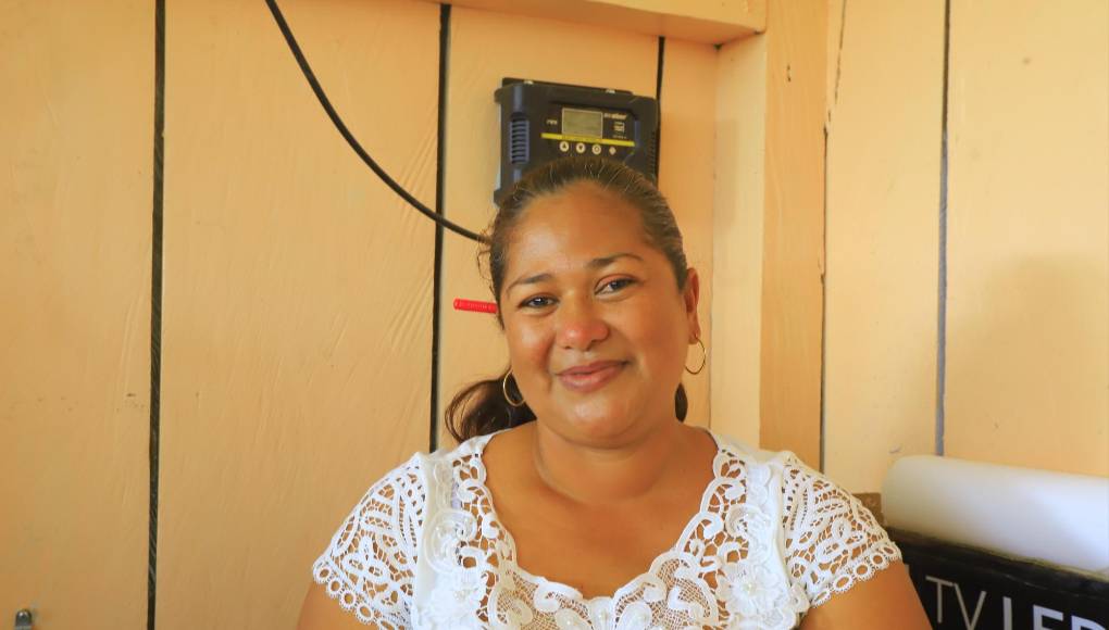 “Antes muchas niñas se nos casaban sin terminar sexto grado, ahora tienen la oportunidad de estudiar una carrera y sueñan con ser profesionales exitosas”, expresó la docente que hace 23 años llegó desde Comayagua a esta comunidad.