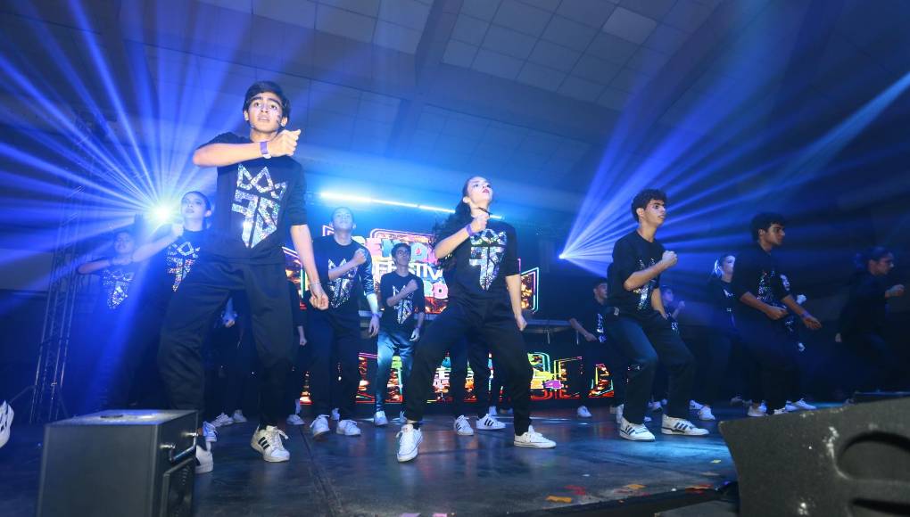 El dinamismo y la simetría en los movimientos fluyeron junto al ritmo, que fue cambiante como las luces led detrás de ellos. 