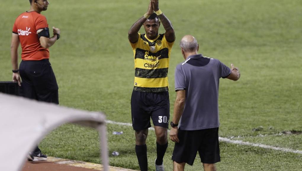 El panameño Carlos Small salió ovacionado por la afición del Real España.